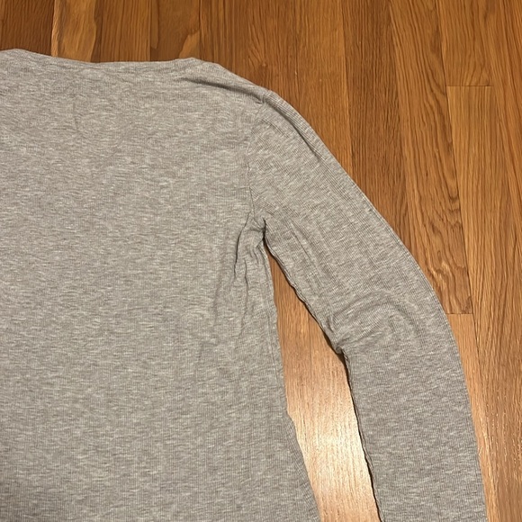 Cabi gray Long Sleeve Tee Top Sleeve Vneck size‎ small - Picture 8 of 13